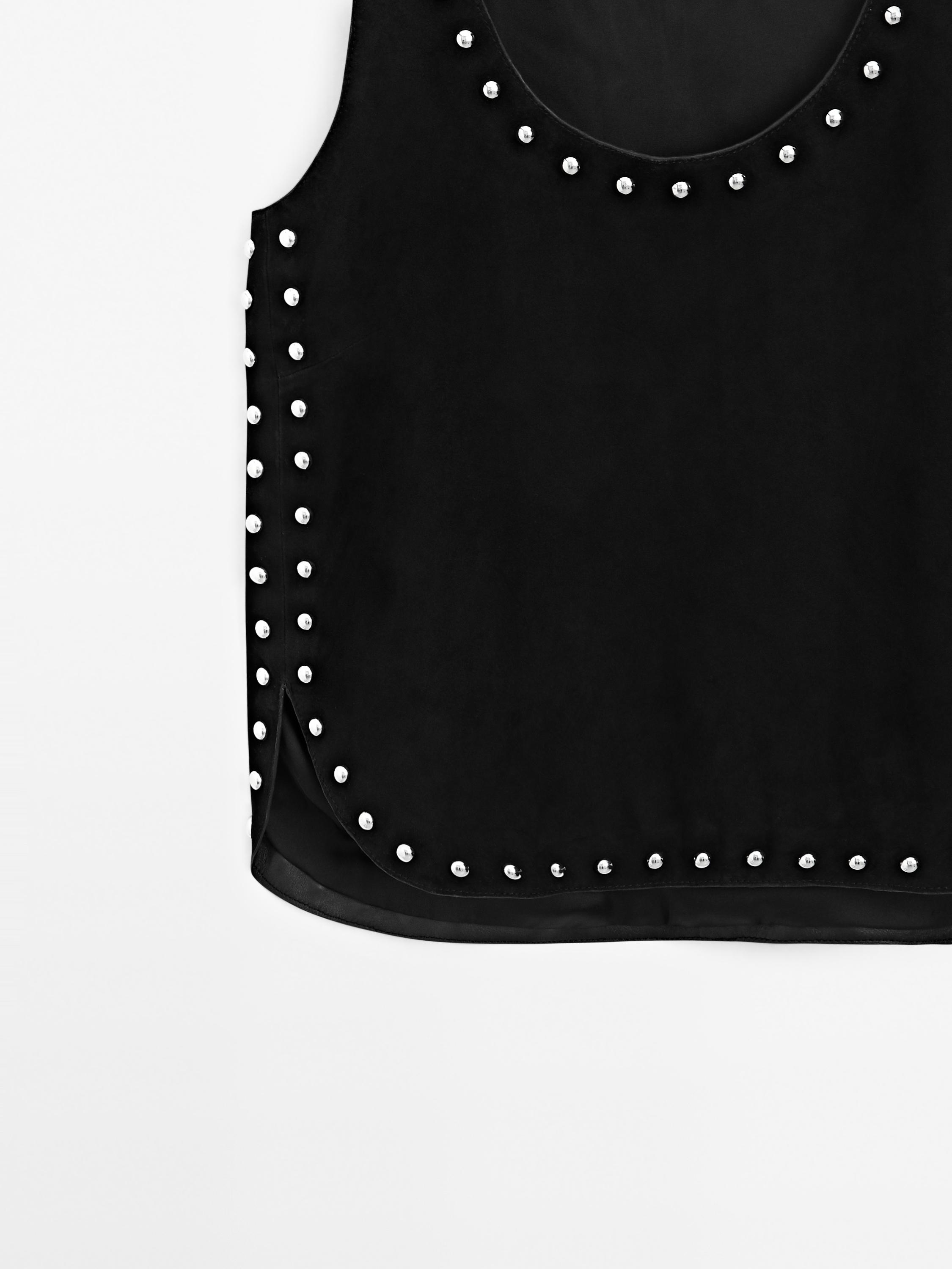 Top en cuir et daim à clous