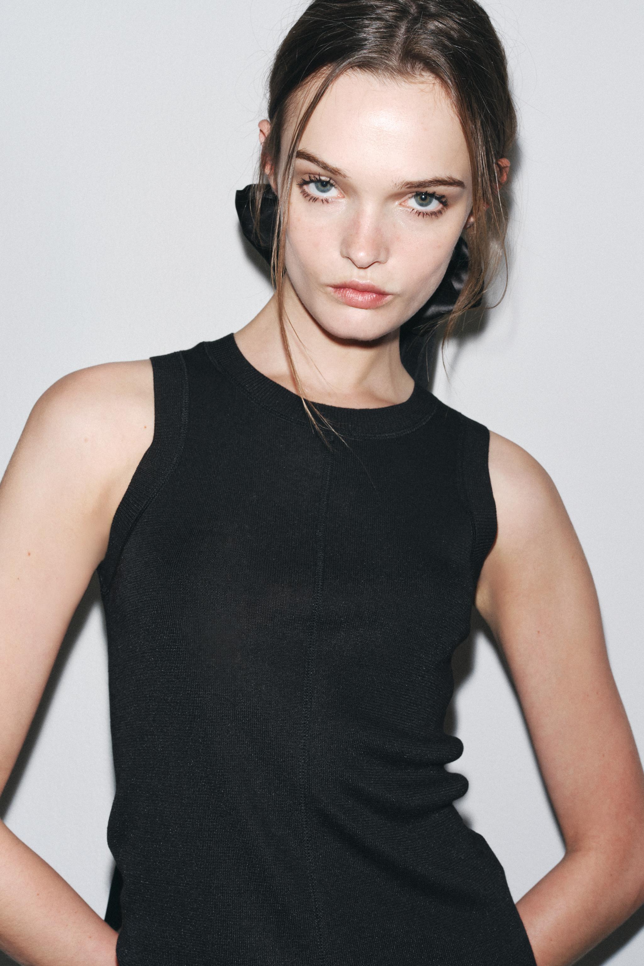 SLEEVELESS BASIC KNIT TOP