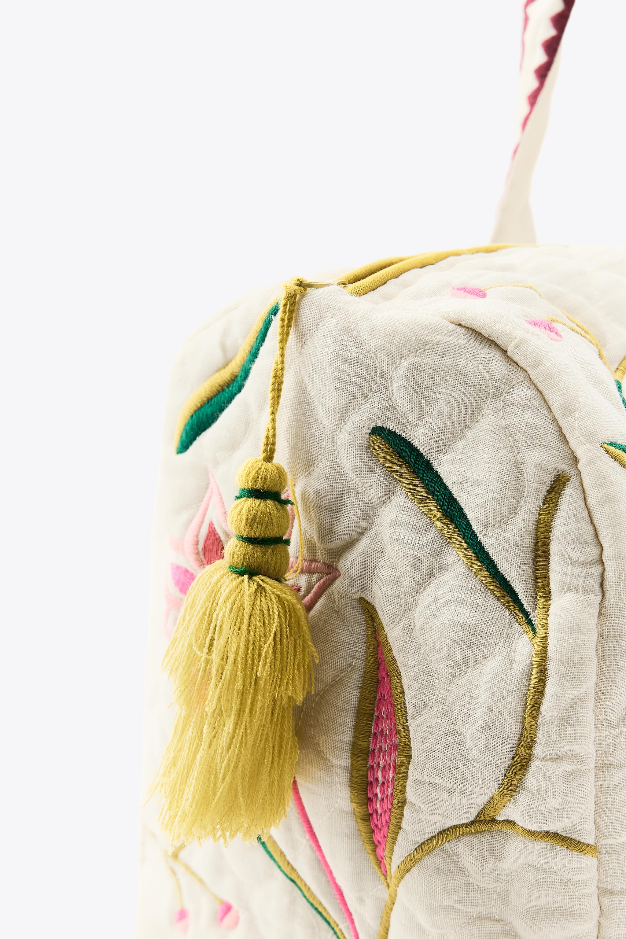 CONTRAST EMBROIDERY QUILTED BAG