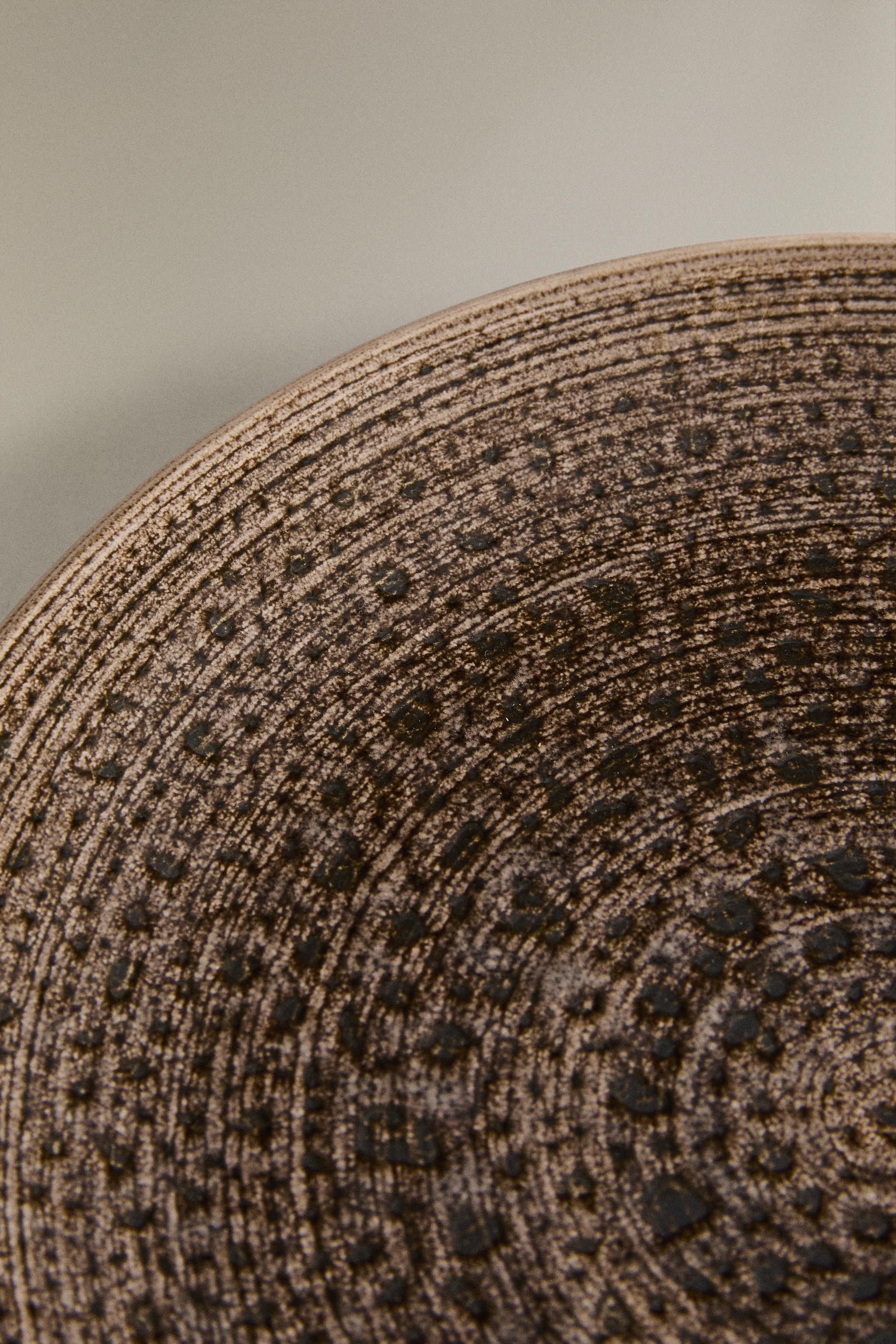 DINNER PLATE WITH RAISED DESIGN