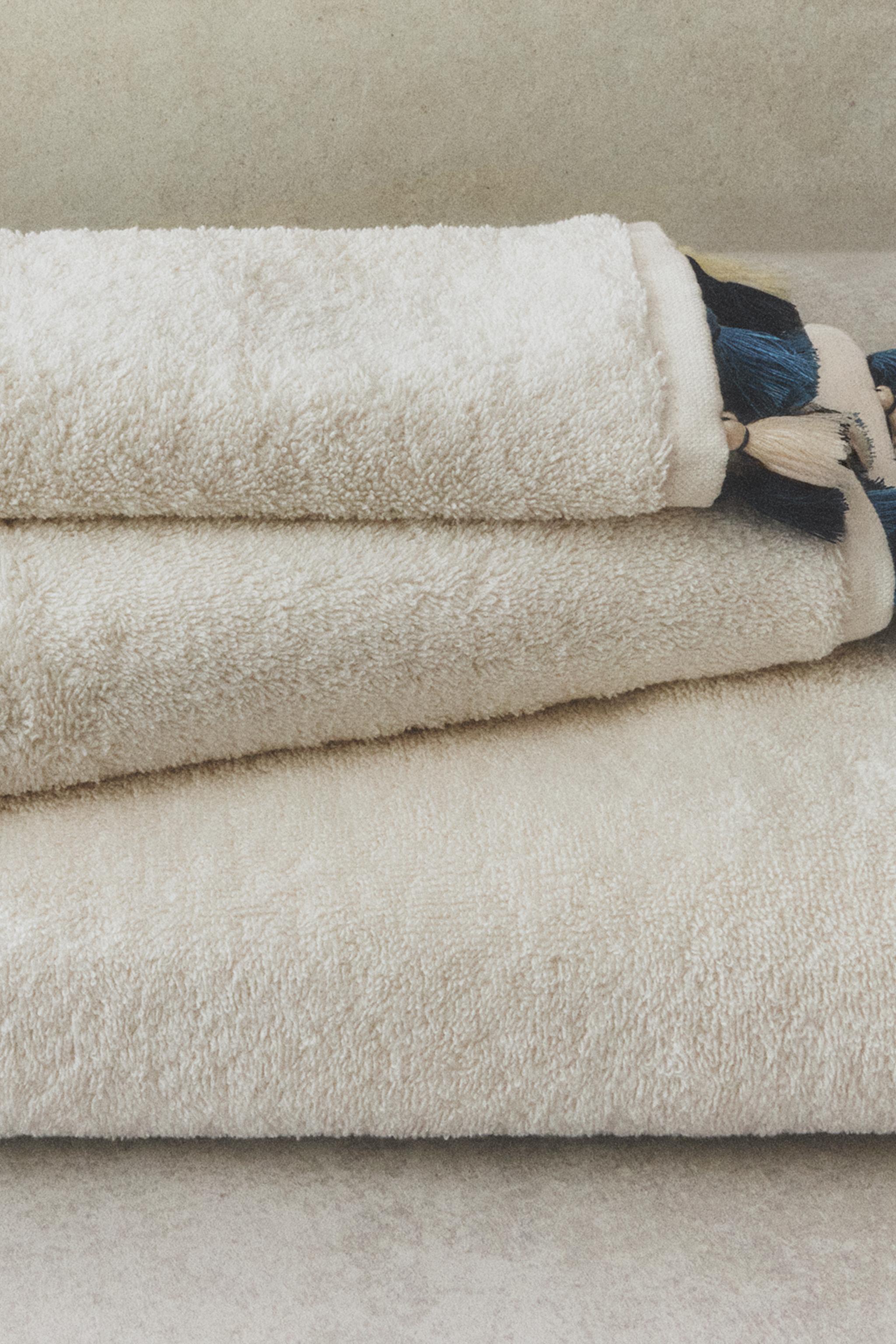 POMPOM BATH TOWEL