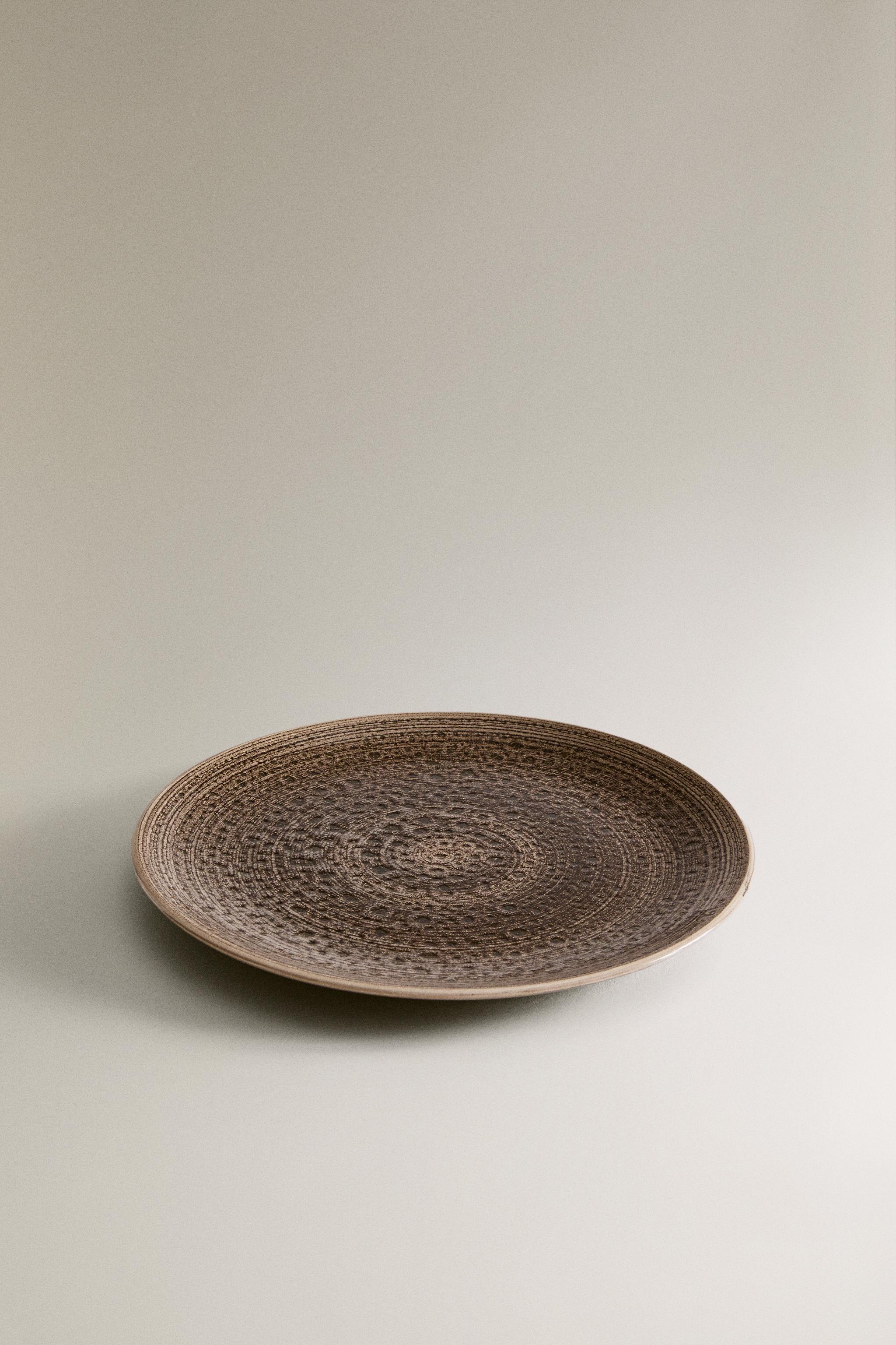 DINNER PLATE WITH RAISED DESIGN