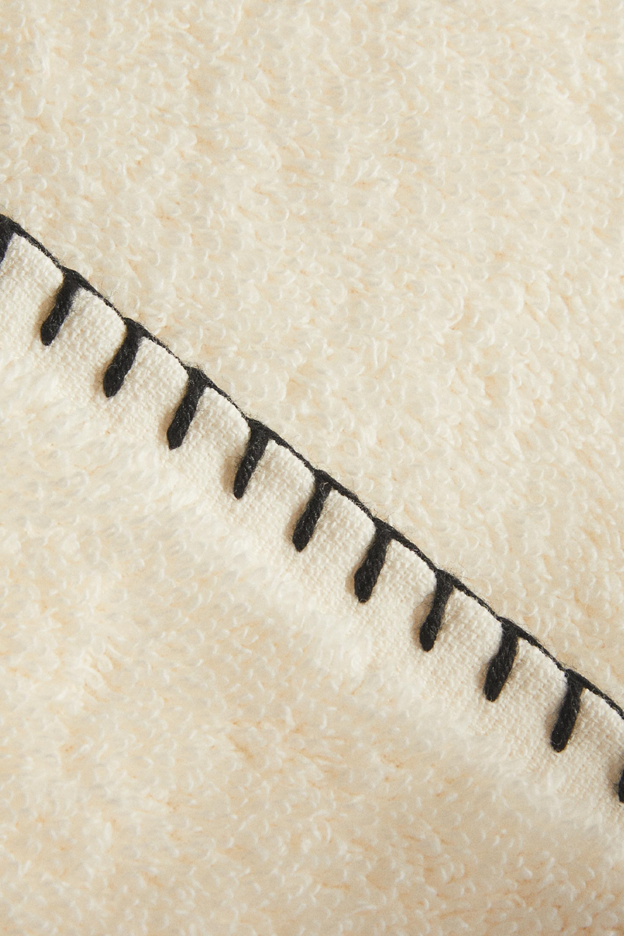 BATH TOWEL WITH CONTRASTING TOPSTITCHING